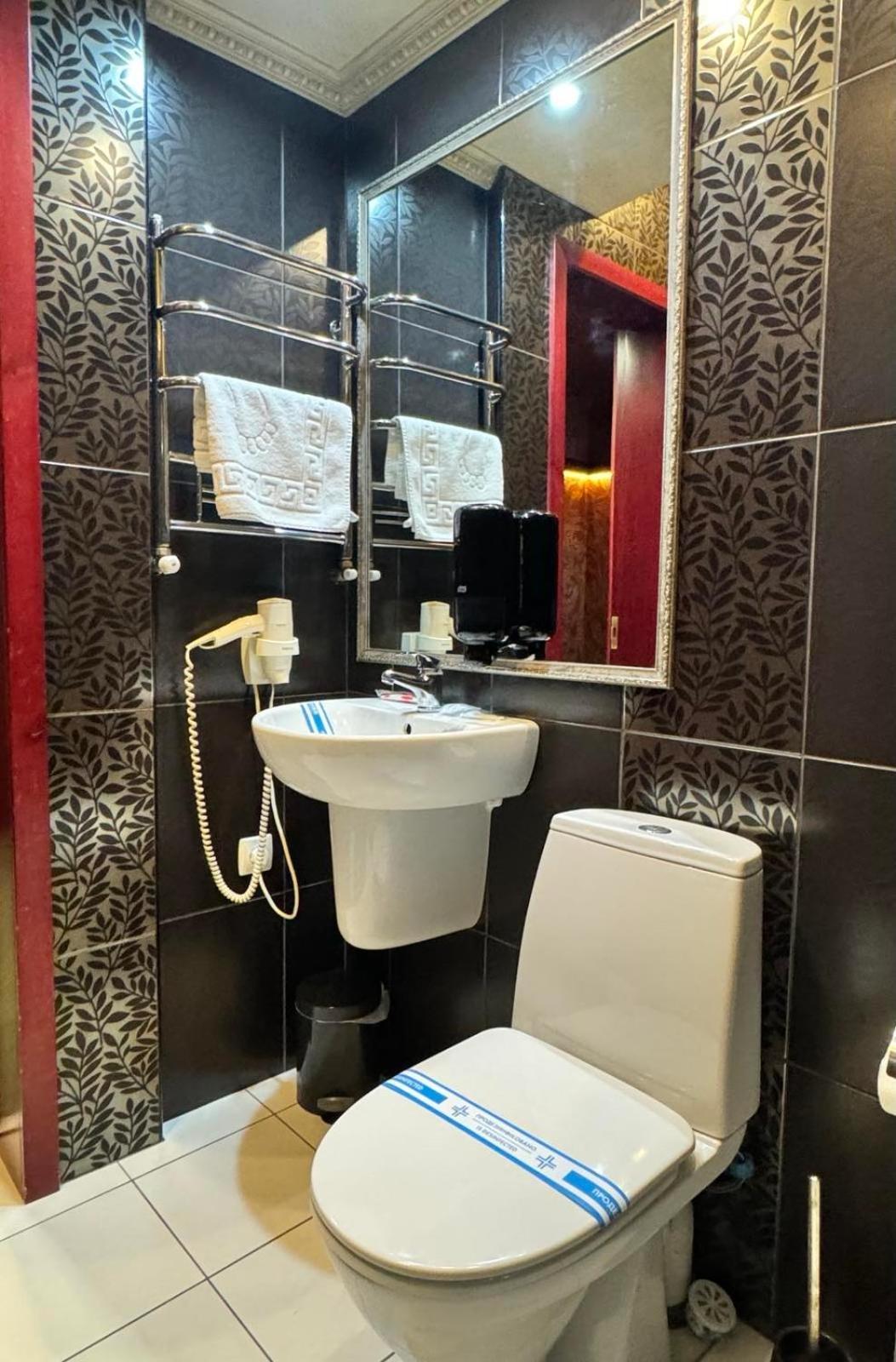 Hotel Veles Zolotonosha Esterno foto