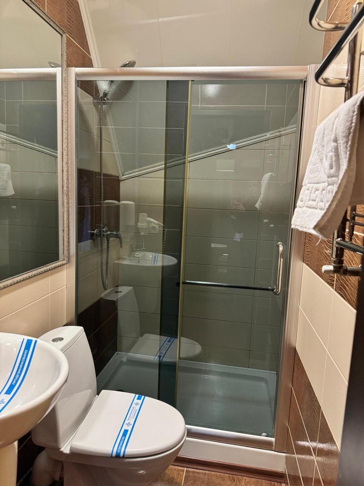 Hotel Veles Zolotonosha Esterno foto